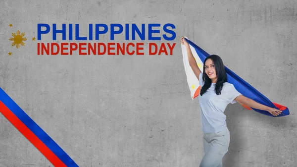 Asijské Ženy Filipínskou Vlajkou Slaví Června Filipínský Den Nezávislosti Philipines — Stock fotografie