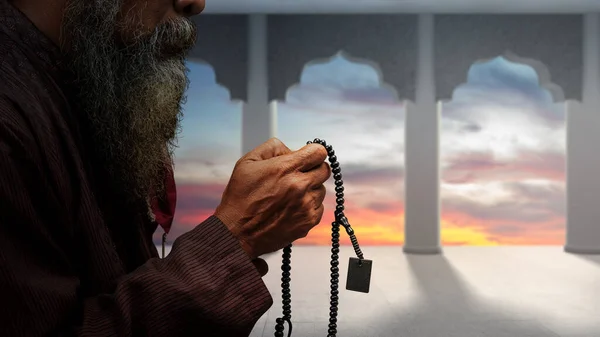 Muslim Muž Vousy Nosí Keffiyeh Agal Modlí Modlitebními Korálky Rukou — Stock fotografie