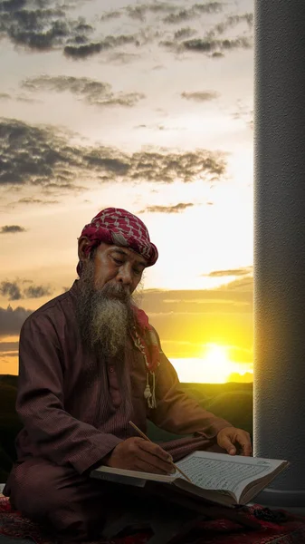 Muslim Pria Dengan Jenggot Mengenakan Keffiyeh Dengan Agal Duduk Dan — Stok Foto