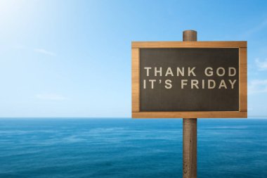 Plajdaki karatahtada Cuma mesajı var. Mutlu Cuma konsepti