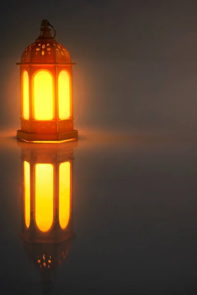 暗い背景を持つカラフルな光とアラビア語のランプ — ストック写真