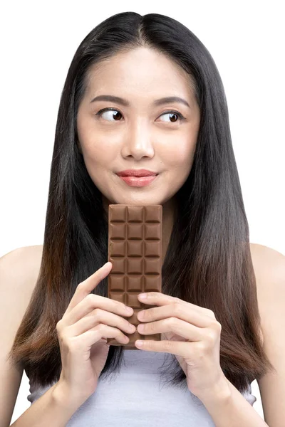 白い背景の上に隔離されたチョコレートバーを保持長い髪を持つアジアの美しい女性の肖像画 — ストック写真