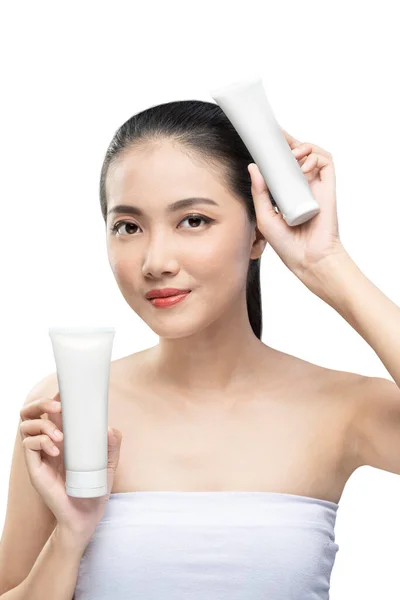 Portret Van Aziatische Schoonheid Vrouw Met Crème Geïsoleerd Witte Achtergrond — Stockfoto