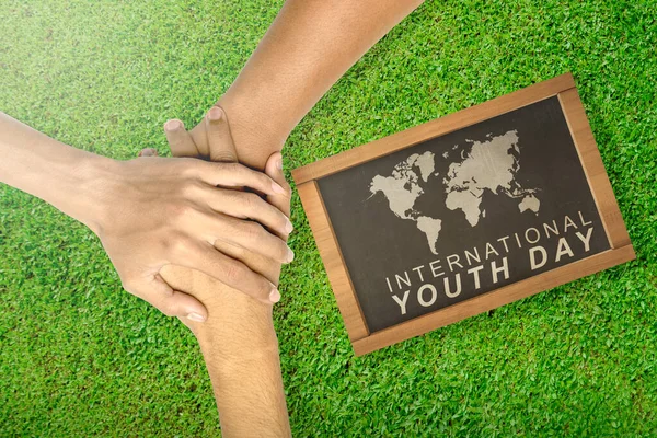 Układanie Rąk Razem Koncepcja Międzynarodowego Dnia Młodzieży — Zdjęcie stockowe
