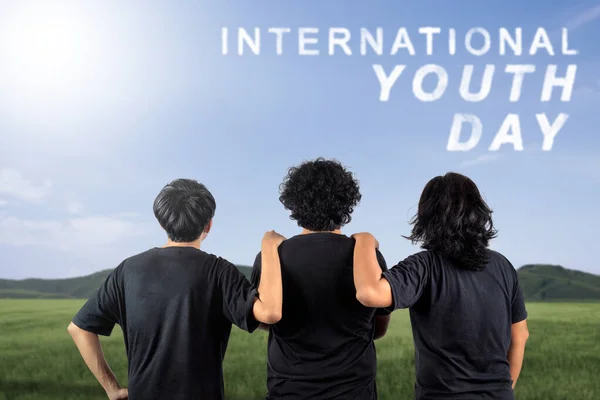 Bir Adamın Yan Yana Duruşu Uluslararası Gençlik Günü Konsepti — Stok fotoğraf