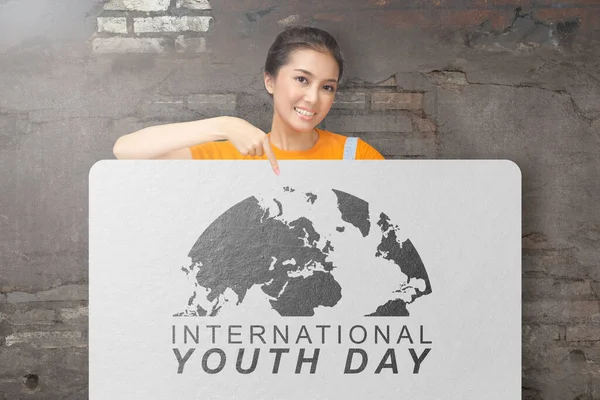 Uluslararası Gençlik Günü Mesajı Gösteren Bir Kadın Uluslararası Gençlik Günü — Stok fotoğraf