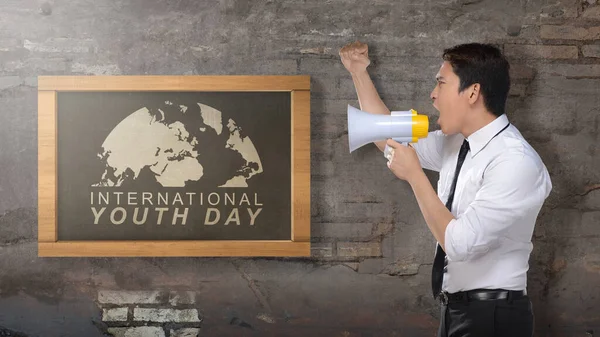 Affärsman Med Ett Megafonskrik Konceptet Internationella Ungdomsdagen — Stockfoto