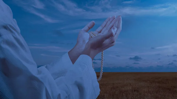Muzułmanin Modlący Się Paciorkami Ręku Tle Sceny Nocnej — Zdjęcie stockowe
