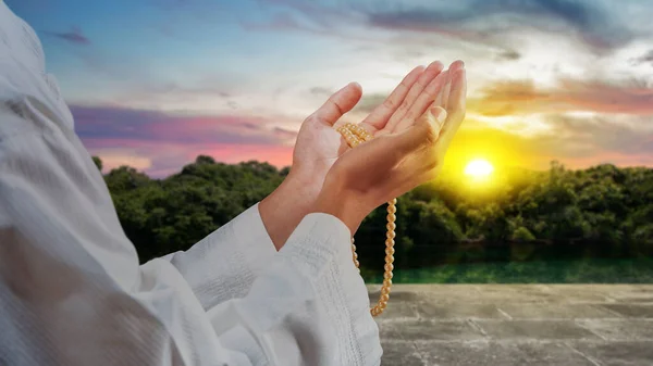 Muslim Man Praying Prayer Beads His Hands Sunset Scene Background — Stock Photo, Image