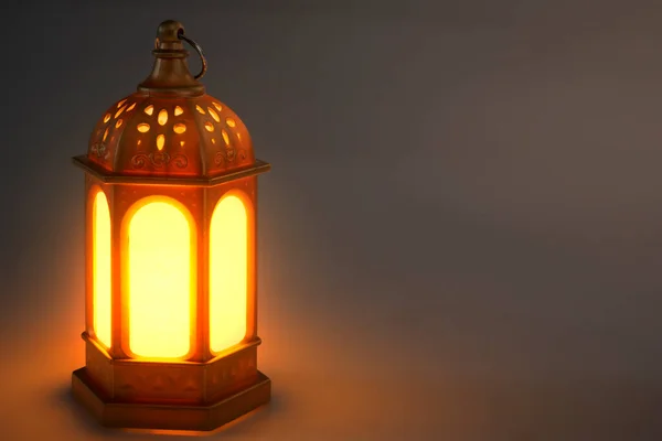暗い背景を持つカラフルな光とアラビア語のランプ — ストック写真