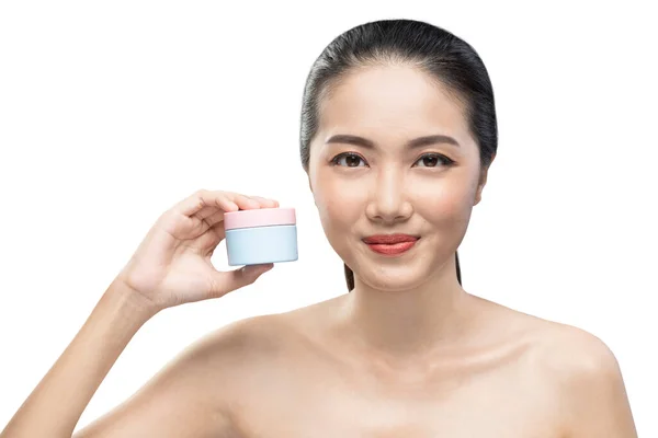 Porträt Einer Asiatischen Schönheit Die Creme Isoliert Auf Weißem Hintergrund — Stockfoto