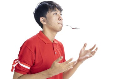 Endonezyalı erkekler 17 Ağustos 'ta Endonezya' nın bağımsızlık gününü beyaz arka plan üzerinde izole edilmiş bir kaşıkla misket yarışı yaparak kutladılar.