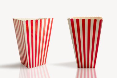 Beyaz arkaplanda çizgili renkli kağıt kabı