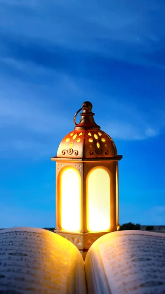 Koran Arabski Lampa Jasnym Światłem Tle Sceny Nocnej — Zdjęcie stockowe