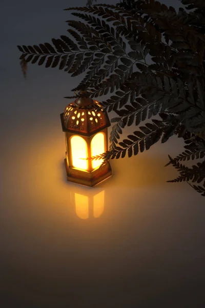 Lámpara Árabe Con Luz Brillante Con Fondo Oscuro —  Fotos de Stock