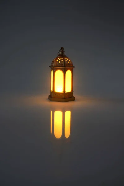 Arabisk Lampa Med Starkt Ljus Med Mörk Bakgrund — Stockfoto