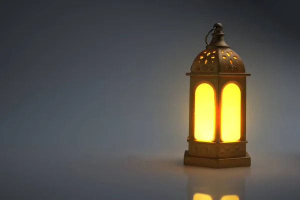Arabische Lamp Met Fel Licht Met Donkere Achtergrond — Stockfoto