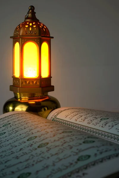 Corán Lámpara Árabe Con Luz Brillante Con Fondo Oscuro — Foto de Stock