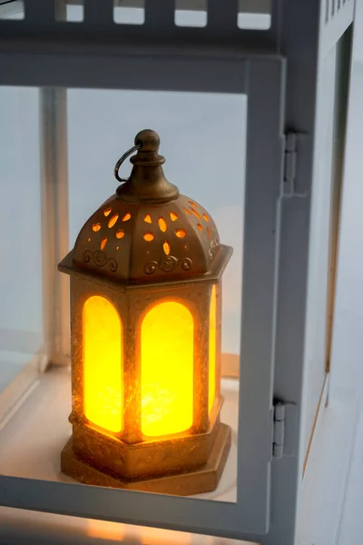 Арабская Лампа Ярким Светом Темном Фоне — стоковое фото