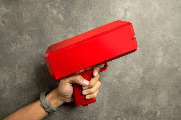Mänsklig Hand Håller Röd Pengar Pistol Svart Bakgrund — Stockfoto