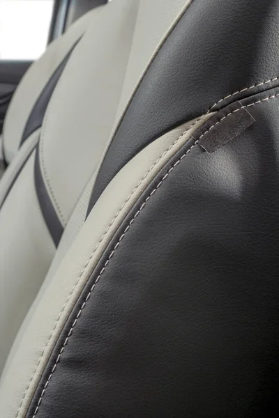 ベージュの革で車のシートにステッチのクローズアップビュー 近代的な車のインテリア — ストック写真