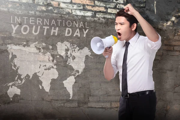 Elinde Megafonla Bağıran Bir Adamı Uluslararası Gençlik Günü Konsepti — Stok fotoğraf