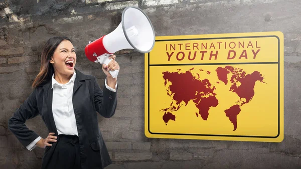 Kadını Elinde Megafonla Bağırıyor Uluslararası Gençlik Günü Konsepti — Stok fotoğraf