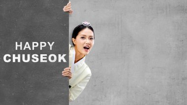 Geleneksel Kore ulusal kostümü giyen Asyalı kadın, Hanbok, Happy Chuseok 'u selamlıyor. Mutlu Chuseok