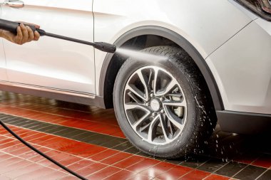 Garajda araba yıkama ve temizlik.