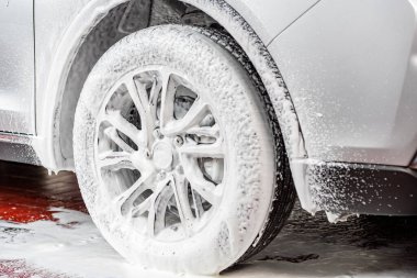 Garajda araba yıkama ve temizlik.