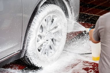 Garajda araba yıkama ve temizlik.