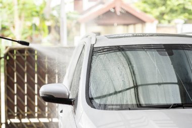 Garajda araba yıkama ve temizlik.