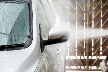 Garajda araba yıkama ve temizlik.