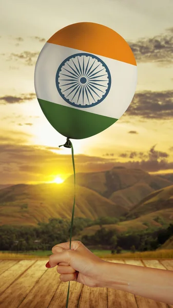 Ludzka Ręka Trzymająca Balon Indyjską Flagą Koncepcja Dnia Niepodległości Indii — Zdjęcie stockowe