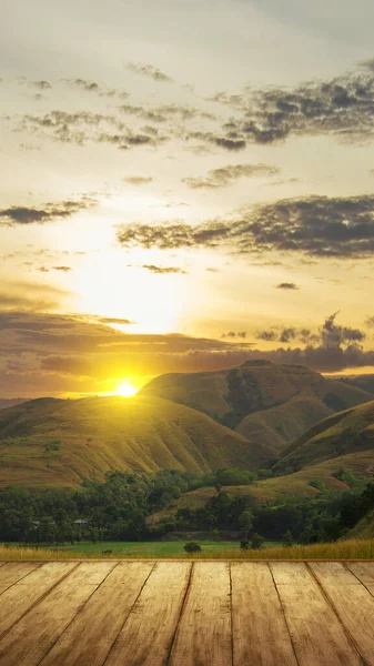 Ahşap Zemin Yeşil Tepeler Gün Batımı Arkaplan Manzaralı Manzara — Stok fotoğraf