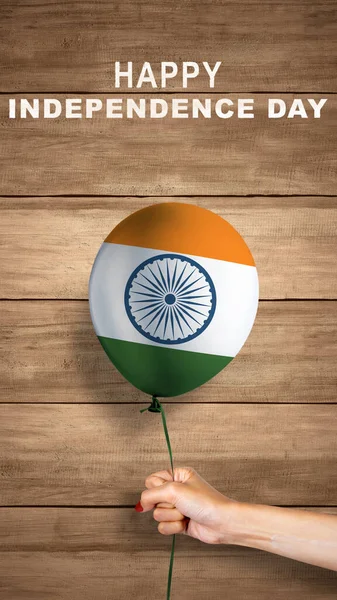 人間の手はインドの国旗の色の風船を持っている インド独立記念日のコンセプト — ストック写真