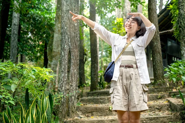 Asyalı Kadın Etrafına Bakıyor Ormandaki Bir Şeyi Işaret Ediyor Seyahat — Stok fotoğraf