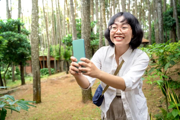 Азиатка Делает Автопортрет Помощью Мобильного Телефона Лесу Путешествия — стоковое фото