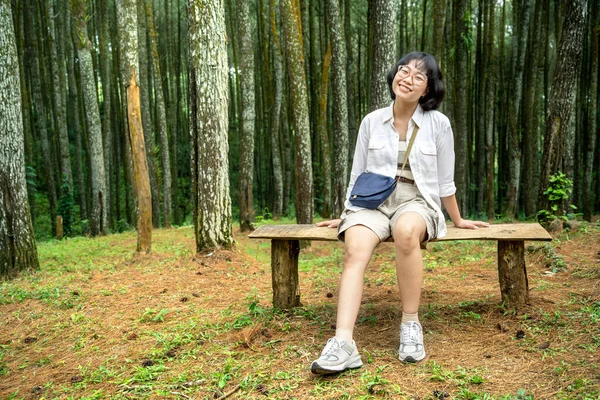 Azjatka Siedząca Ławce Lesie Działalność Podróżnicza — Zdjęcie stockowe