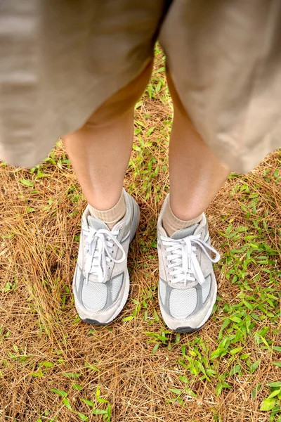 Жіночі Ноги Білими Туфлями Ходять Лісі Мандрівна Діяльність — стокове фото