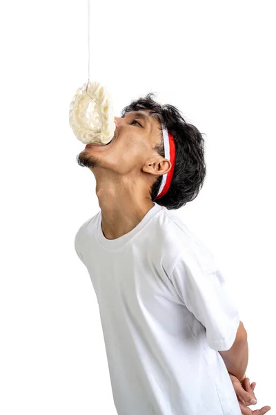 Hombres Indonesios Celebran Día Independencia Indonesia Agosto Con Galletas Comiendo — Foto de Stock