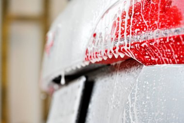 Garajda araba yıkama ve temizlik.