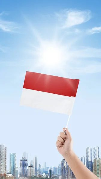 Mänsklig Hand Som Håller Indonesisk Flagga Med Blå Himmelsbakgrund Indonesisk — Stockfoto