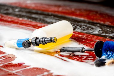 Garajda araba yıkama ve temizlik.