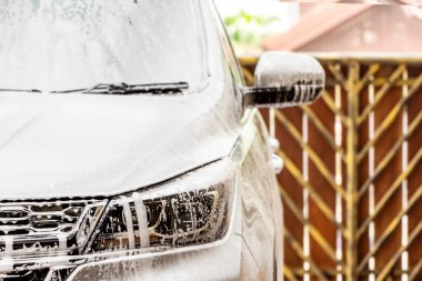 Garajda araba yıkama ve temizlik.