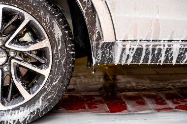 Garajda araba yıkama ve temizlik.