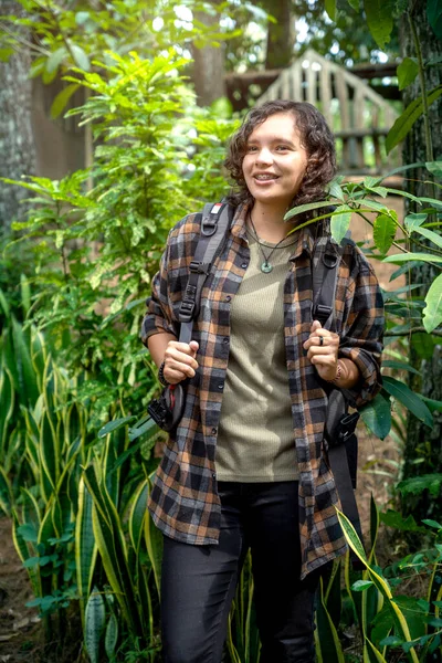 Asyalı Bir Kadın Ormanda Yürüyüş Yapıyor Seyahat Etkinliği — Stok fotoğraf
