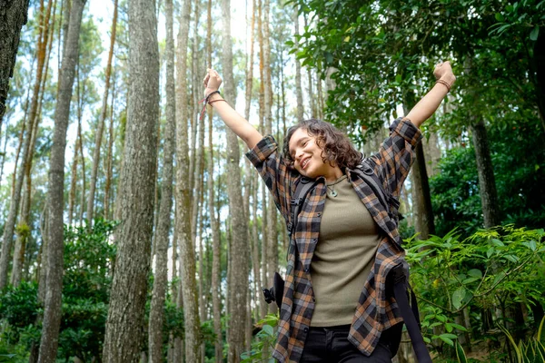 Asyalı Bir Kadın Heyecanlı Bir Ifadeyle Ormanda Yürüyor Seyahat Etkinliği — Stok fotoğraf