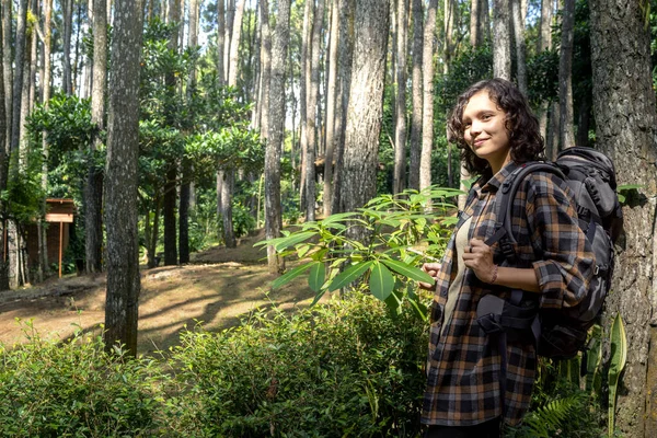 Asyalı Bir Kadın Ormanda Yürüyüş Yapıyor Seyahat Etkinliği — Stok fotoğraf