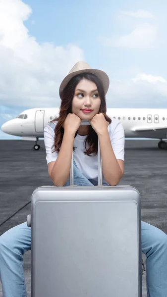 Ázsiai Kalapban Egy Bőröndön Repülővel Kék Háttérrel Turizmus Világnapja Koncepció — Stock Fotó